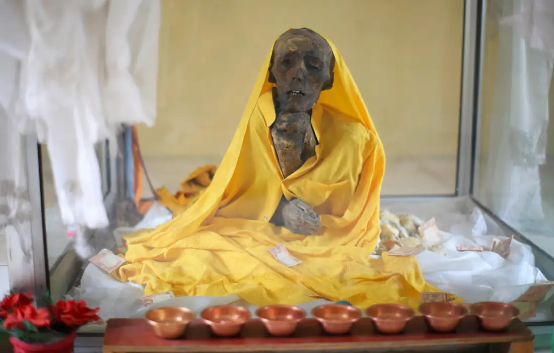 Buddhist monk death ritual: क्या होता है बौद्ध भिक्षु की मृत्यु के बाद? 7 दिनों के कठिन अनुष्ठानों का सच